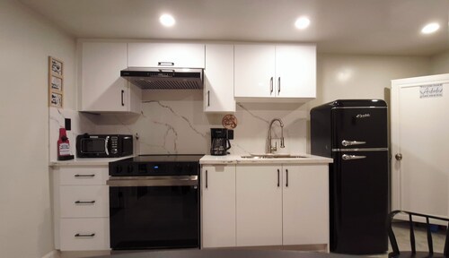 Luxury Brand-New Suite | Mins to YYZ & Parking