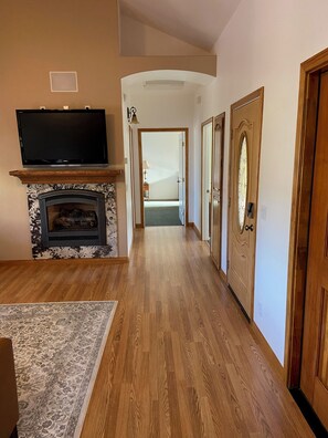 Interior - Desert Sierra house in Ridgecrest with Ping Pong, Fire Pit,  AC (Ridgecrest)