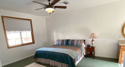Desert Sierra house in Ridgecrest with Ping Pong, Fire Pit, AC
