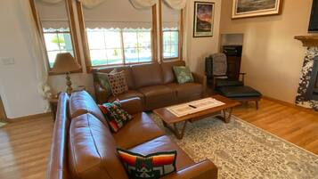 TV, fireplace, table tennis, books
