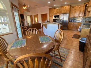 Dining - Desert Sierra house in Ridgecrest with Ping Pong, Fire Pit,  AC (Ridgecrest)