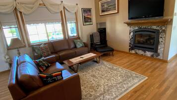 TV, fireplace, ping pong, books