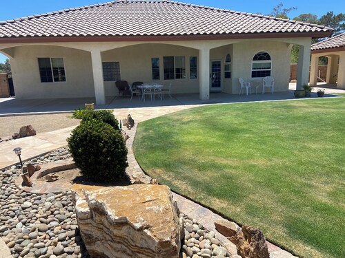 Desert Sierra house in Ridgecrest with Ping Pong, Fire Pit,  AC