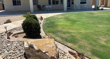Desert Sierra house in Ridgecrest with Ping Pong, Fire Pit, AC