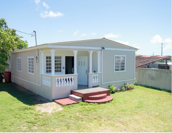 Exterior - Beautiful 2-bedroom beach house with AC in charming Vega Baja (Vega Baja)