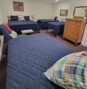 5 Schlafzimmer, Schreibtisch, Bügeleisen/Bügelbrett, Reisekinderbett