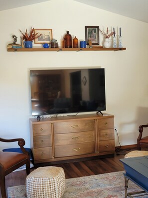 Smart TV, fireplace, DVD player, books