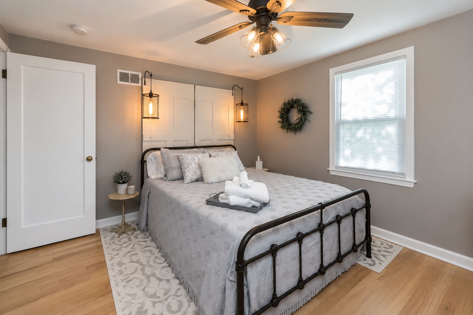 3 bedrooms, desk, iron/ironing board, WiFi (free)