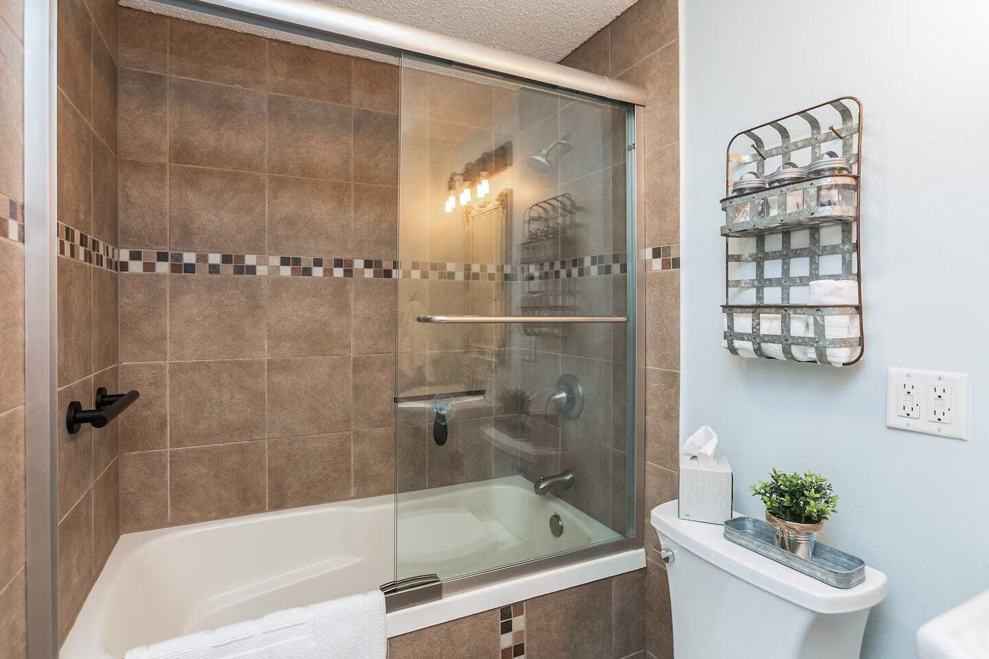 Articles de toilette écologiques, sèche-cheveux, serviettes fournies