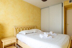A single bed with white linens and two towels folded on it. - **La Casa 67 – 2-Bedroom Apartment in Annecy City Center – Balcony** (Annecy)