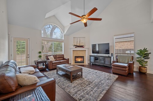 North Austin Haven Spacious 4BR Retreat W BBQ Pit, Games, W/ Community Pool