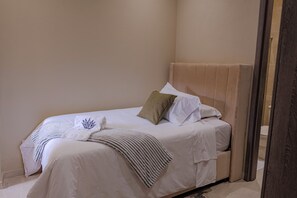Iron/ironing board, WiFi, bed sheets - Casa Maguey: A Vibrant Mexican-Inspired Stay (Cartagena de Indias)