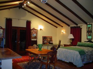 Iron/ironing board, Internet, bed sheets - Executive suite located between2 great golf courses in West Los Angeles (Los Angeles)