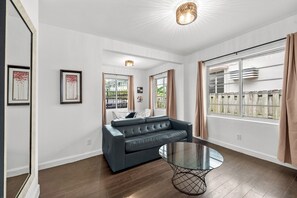 Living area - Adorable 1-bedroom apartment with Pool in Miami Beach (Miami Beach)