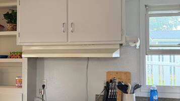 Coffee/tea maker, fridge, microwave, oven