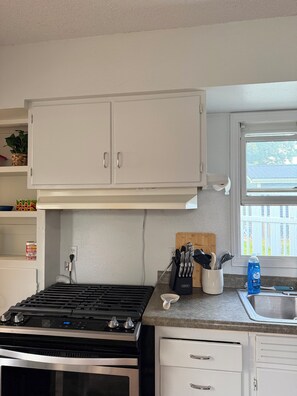 Coffee/tea maker, fridge, microwave, oven - Kadia’s Place-The One Near Jones Park (Cedar Rapids)