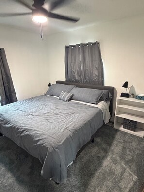 1 bedroom, free WiFi, bed sheets - Kadia’s Place-The One Near Jones Park (Cedar Rapids)