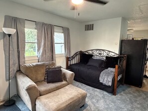 Smart TV - Kadia’s Place-The One Near Jones Park (Cedar Rapids)