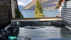 Ein Whirlpool mit Blick auf einen See und Berge.