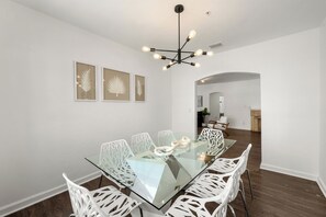 Dining - Charming 4-bedroom apartment with Pool in Miami Beach (Miami Beach)