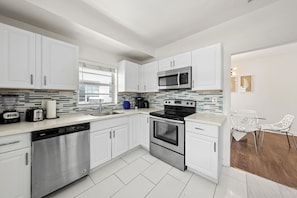 Private kitchen - Charming 4-bedroom apartment with Pool in Miami Beach (Miami Beach)