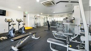 Ein Fitnessstudio mit Trainingsgeräten, Laufbändern und Kraftmaschinen.