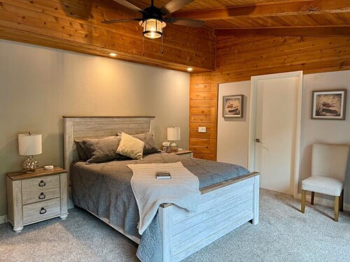 Trinity River Farmhouse: Private Boat Launch, Firepit, Outdoor Games