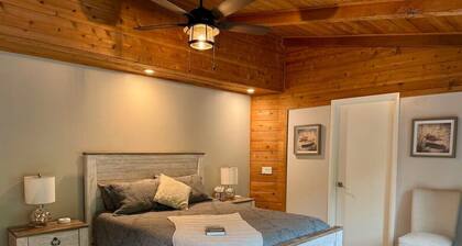 Trinity River Farmhouse: Private Boat Launch, Firepit, Outdoor Games