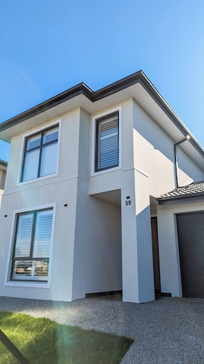 House, 5 Bedrooms, Accessible | Exterior - Spacious, Bright Clyde Stay Near Parks & Shop (Melbourne)