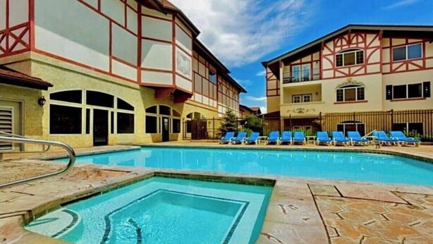 Pool - Midway villa with 1 bedroom, 1 bath, and 2 queen beds at Zermatt Resort. (Midway)