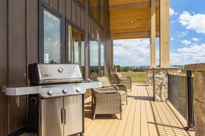 Ein Grill mit Blick auf die Landschaft.