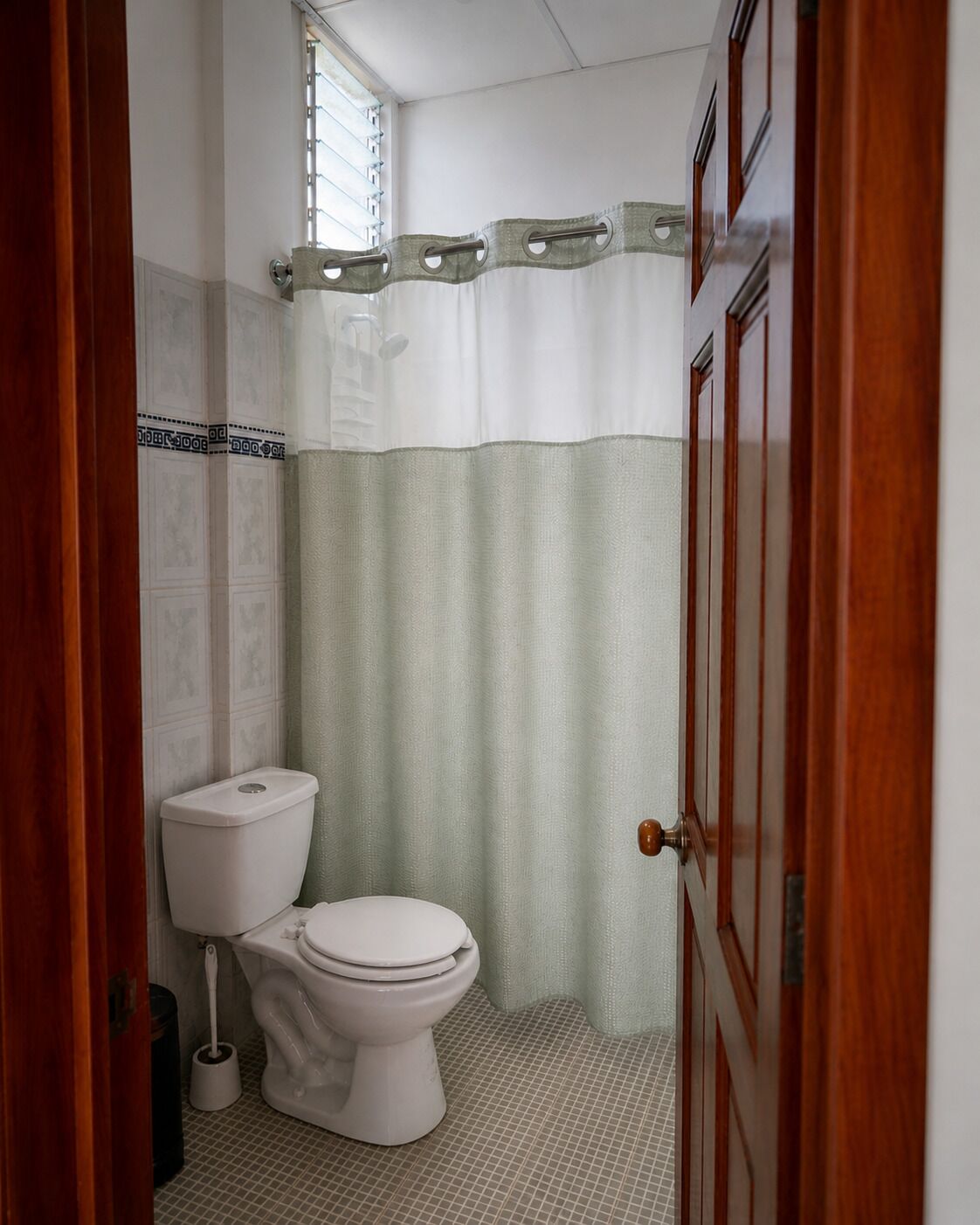 Ducha, toallas, papel higiénico
