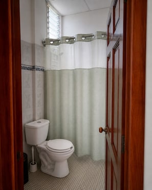 Ducha, toallas, papel higiénico