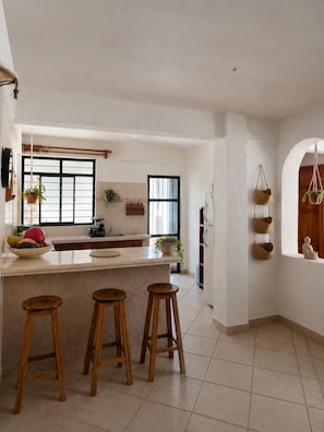 Refrigerador con freezer, horno, placa de cocina, utensilios de cocina