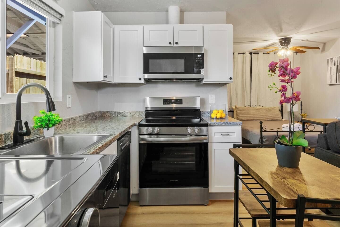 Coffee/tea maker, fridge