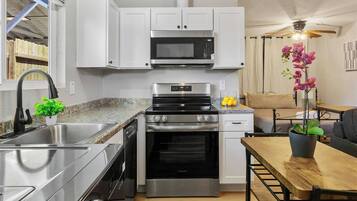 Coffee/tea maker, fridge