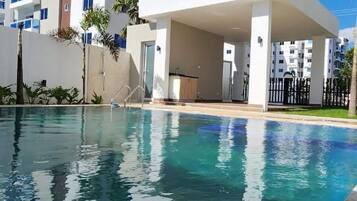6 outdoor pools