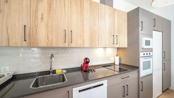 Coffee/tea maker, fridge, microwave, oven