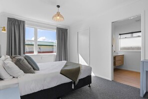 Iron/ironing board, WiFi, bed sheets - The White Veranda - classic character and modern comfort (Taupō)