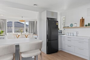 Fridge, oven, stovetop, dishwasher - The White Veranda - classic character and modern comfort (Taupō)
