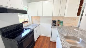Cafetera/tetera, refrigerador, microondas, placa de cocina
