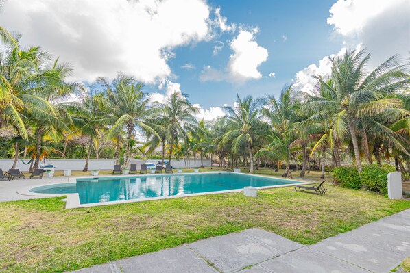 Pool - Love Beach W4 - Penthouse Steps to Pool & Beach (Nassau)