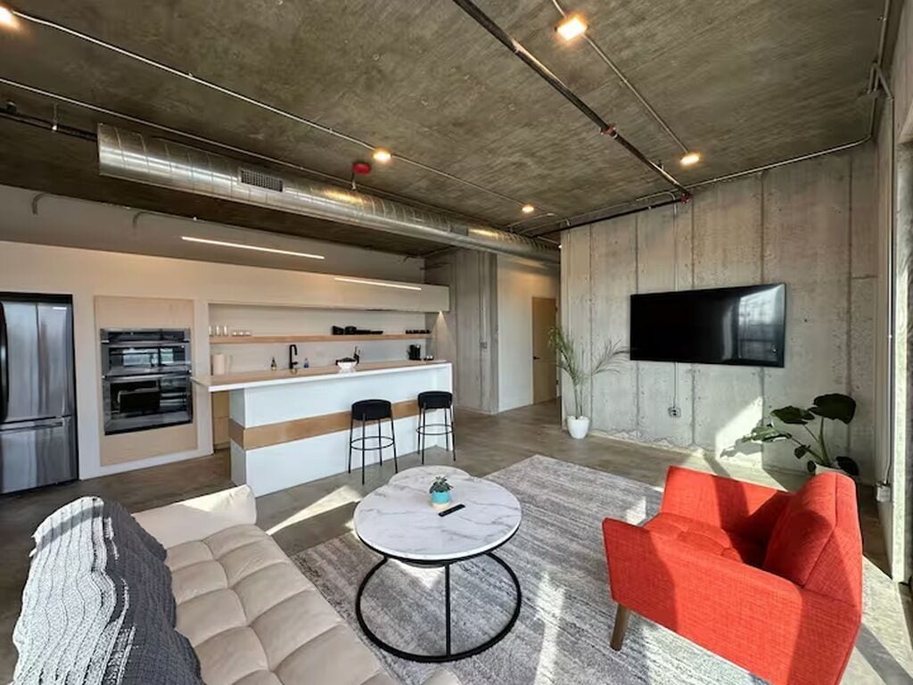 Un espacio habitable moderno con cocina, comedor y zona de estar.