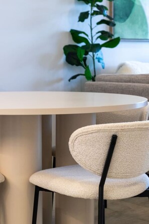 A round table with a chair in front of it. - Heart of CBD - Walk to ONE NZ Stadium + Parking (Christchurch)