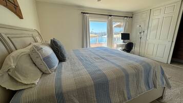 3 bedrooms, desk, WiFi, bed sheets