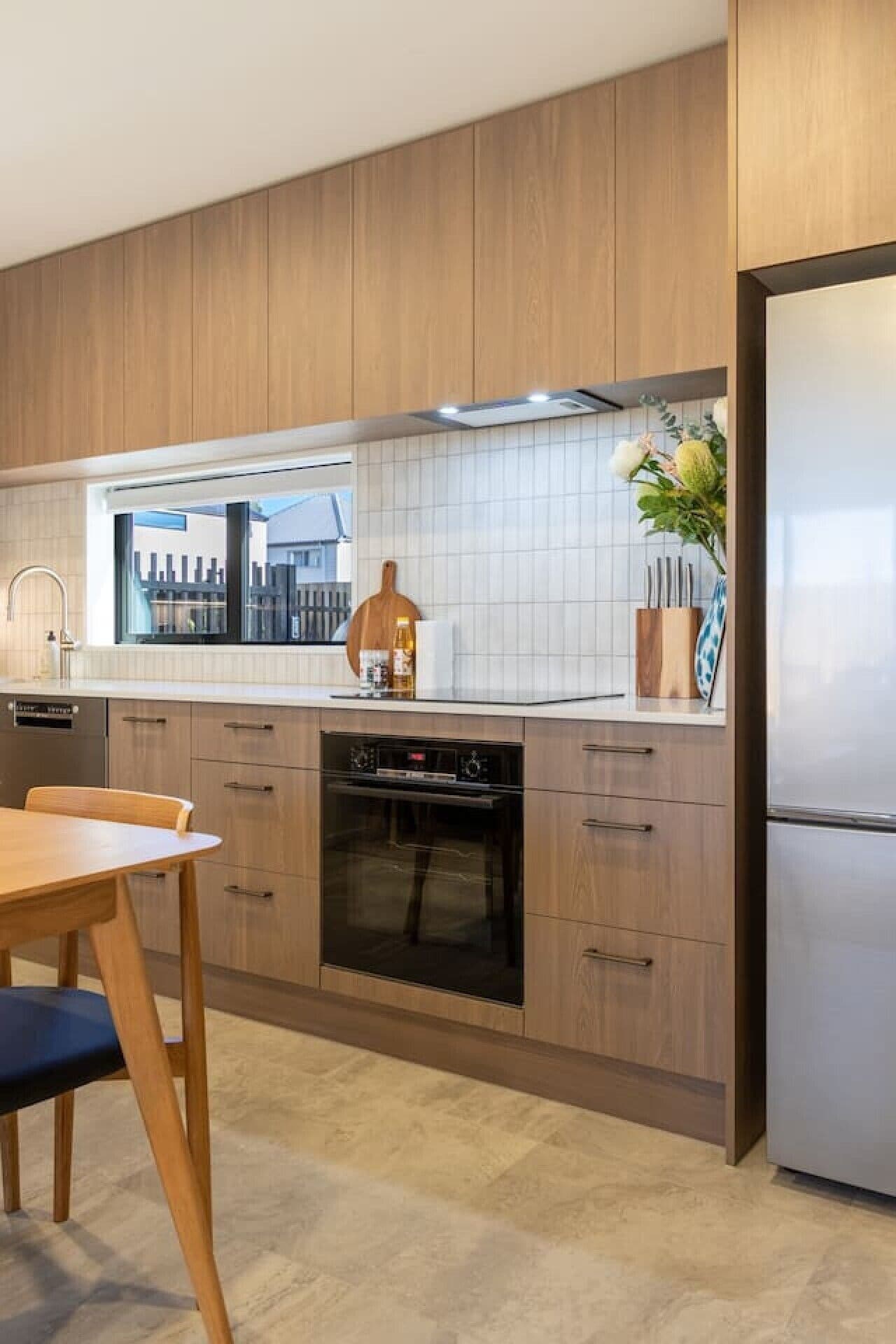 Wasserkocher mit Kaffee-/Teezubehör, Kühlschrank, Mikrowelle, Ofen