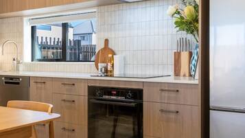 Wasserkocher mit Kaffee-/Teezubehör, Kühlschrank, Mikrowelle, Ofen