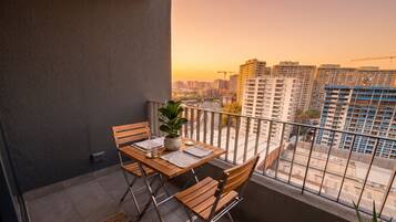 Apartment, Private Bathroom | Outdoor dining