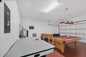 Ein Billardraum mit Pool-, Tischfußball- und Tischtennistischen.