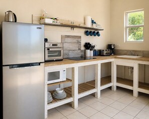 Cafetera i tetera, frigorífic, microones i forn 